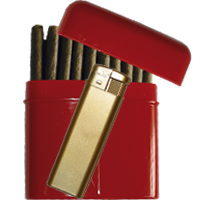 Dekoratives rotes Etui gefüllt mit feinen Cigarillos mit Filter & Feuerzeug