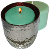 2 Smaragd-Kerzen mit 1 Windlicht aus gehämmertem Metall