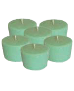 6 Smaragd-Kerzen ohne Schalen. 1 Untersatz und 1 Kerzenschere