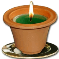 1 Smaragd-Kerze mit 1 Terracotta-Schale, Messingunersetzer und Zündhölzern.